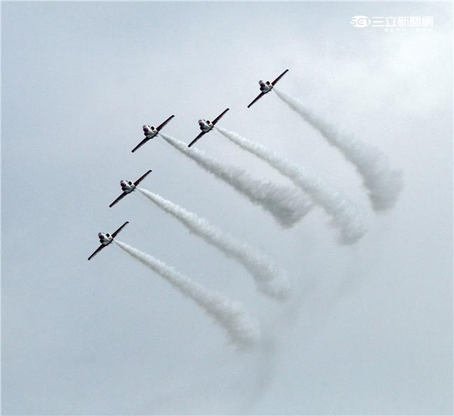 享譽國際的中華民國空軍雷虎小組1953年成立於台南空軍基地，使用表演機型從最早F-84雷霆機，到F-86G、F-86F軍刀機、F-5A、F-5E戰機等。1988年1月，改由空軍軍官學校戰鬥組教官接替特技表演任務，並換裝自製AT-3自強號噴射教練機，表演20項高難度空中戰技課目。（記者/邱榮吉攝影）