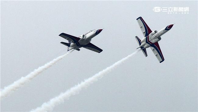 享譽國際的中華民國空軍雷虎小組1953年成立於台南空軍基地，使用表演機型從最早F-84雷霆機，到F-86G、F-86F軍刀機、F-5A、F-5E戰機等。1988年1月，改由空軍軍官學校戰鬥組教官接替特技表演任務，並換裝自製AT-3自強號噴射教練機，表演20項高難度空中戰技課目。（記者/邱榮吉攝影）