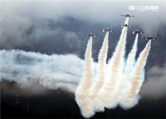 享譽國際的中華民國空軍雷虎小組1953年成立於台南空軍基地，使用表演機型從最早F-84雷霆機，到F-86G、F-86F軍刀機、F-5A、F-5E戰機等。1988年1月，改由空軍軍官學校戰鬥組教官接替特技表演任務，並換裝自製AT-3自強號噴射教練機，表演20項高難度空中戰技課目。（記者/邱榮吉攝影）