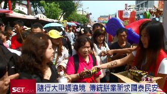 大甲媽遶境　孔雀餅乾行動補給熱量