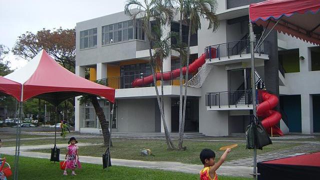首座溜滑梯校舍　這所國小學童樂歪了