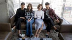 《太陽的後裔》發燒　宋仲基腳踩「神所賜予的至高無上禮物」。圖／翻攝臉書