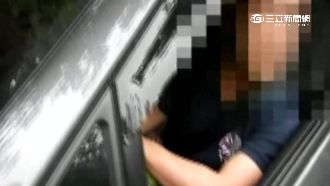 不管車格旁有車禍　男為搶停竟輾警