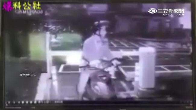 為省十元車費　騎士牽車下腰鑽柵欄