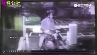 為省十元車費　騎士牽車下腰鑽柵欄