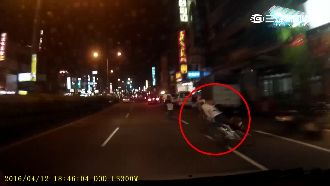 重心不穩？傳教士摔車慘遭休旅車輾斃