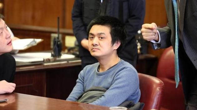 華裔狠父砍親兒　棄保潛逃重判12年