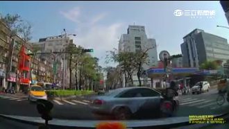 轎車左轉沒禮讓　騎士迎面猛撞彈飛