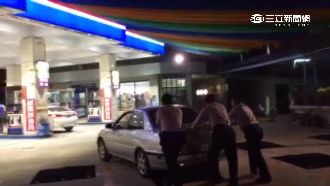 婦汽車沒油停快車道　警幫忙推車加油
