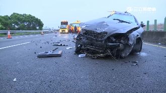 男國道自撞下車查看　慘遭後車輾斷腿