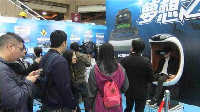 春電展瘋虛擬實境　3D小白球練揮桿