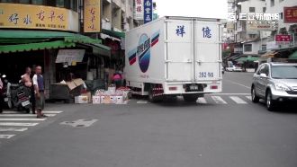 手煞車沒拉好　大貨車撞買水果孕婦