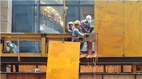  建築工人 https://www.flickr.com/photos/seeminglee/8229325926/in/photolist-dKD24E-6ngxc9-5go8hw-5Q5K2v-eedJk8-dxcrTL-dBf1ja-JUHzd