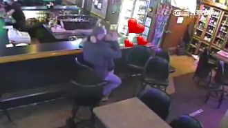 不理搶劫繼續親　情侶酒吧熱吻嗨上天