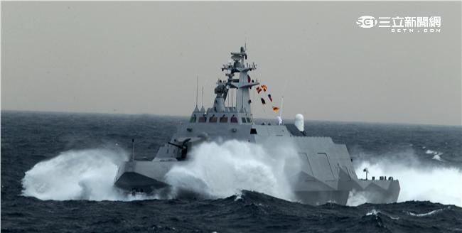 沱江艦是國內首艘匿蹤飛彈巡邏艦速度快、外形匿蹤，配有8枚雄二飛彈和8枚雄三飛彈，反艦火力超過一般300噸級的護衛艦，打擊火力強大，有助提升台灣在台海及南海海域的制海戰力，，預留停放反潛直升機的停放甲板，完整的組合而成綿密的攻擊火力網。（記者邱榮吉/攝影）