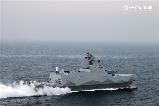 沱江艦是國內首艘匿蹤飛彈巡邏艦速度快、外形匿蹤，配有8枚雄二飛彈和8枚雄三飛彈，反艦火力超過一般300噸級的護衛艦，打擊火力強大，有助提升台灣在台海及南海海域的制海戰力，，預留停放反潛直升機的停放甲板，完整的組合而成綿密的攻擊火力網。（記者邱榮吉/攝影）