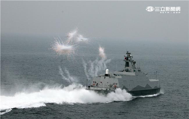 沱江艦是國內首艘匿蹤飛彈巡邏艦速度快、外形匿蹤，配有8枚雄二飛彈和8枚雄三飛彈，反艦火力超過一般300噸級的護衛艦，打擊火力強大，有助提升台灣在台海及南海海域的制海戰力，，預留停放反潛直升機的停放甲板，完整的組合而成綿密的攻擊火力網。（記者邱榮吉/攝影）