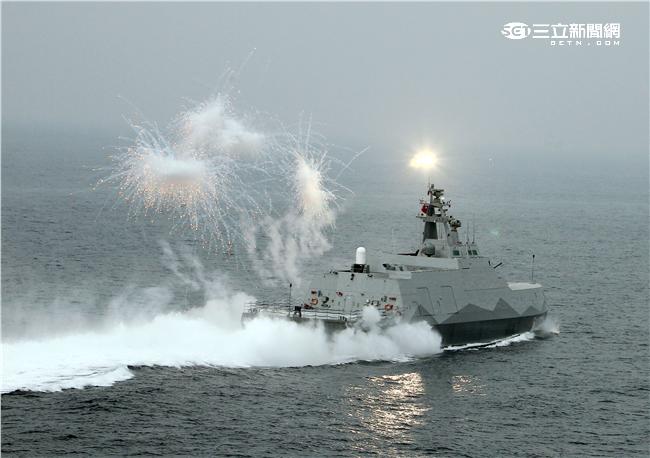 沱江艦是國內首艘匿蹤飛彈巡邏艦速度快、外形匿蹤，配有8枚雄二飛彈和8枚雄三飛彈，反艦火力超過一般300噸級的護衛艦，打擊火力強大，有助提升台灣在台海及南海海域的制海戰力，，預留停放反潛直升機的停放甲板，完整的組合而成綿密的攻擊火力網。（記者邱榮吉/攝影）