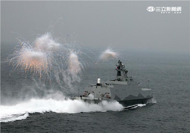 沱江艦是國內首艘匿蹤飛彈巡邏艦速度快、外形匿蹤，配有8枚雄二飛彈和8枚雄三飛彈，反艦火力超過一般300噸級的護衛艦，打擊火力強大，有助提升台灣在台海及南海海域的制海戰力，，預留停放反潛直升機的停放甲板，完整的組合而成綿密的攻擊火力網。（記者邱榮吉/攝影）