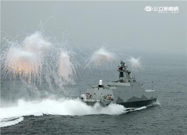 沱江艦是國內首艘匿蹤飛彈巡邏艦速度快、外形匿蹤，配有8枚雄二飛彈和8枚雄三飛彈，反艦火力超過一般300噸級的護衛艦，打擊火力強大，有助提升台灣在台海及南海海域的制海戰力，，預留停放反潛直升機的停放甲板，完整的組合而成綿密的攻擊火力網。（記者邱榮吉/攝影）