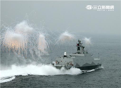 沱江艦是國內首艘匿蹤飛彈巡邏艦速度快、外形匿蹤，配有8枚雄二飛彈和8枚雄三飛彈，反艦火力超過一般300噸級的護衛艦，打擊火力強大，有助提升台灣在台海及南海海域的制海戰力，，預留停放反潛直升機的停放甲板，完整的組合而成綿密的攻擊火力網。（記者邱榮吉/攝影）