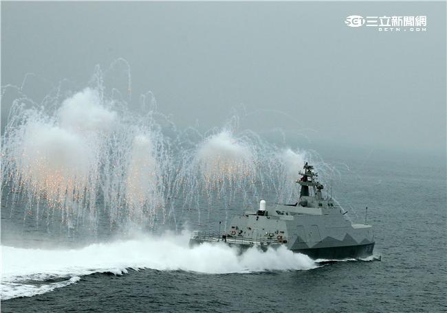 沱江艦是國內首艘匿蹤飛彈巡邏艦速度快、外形匿蹤，配有8枚雄二飛彈和8枚雄三飛彈，反艦火力超過一般300噸級的護衛艦，打擊火力強大，有助提升台灣在台海及南海海域的制海戰力，，預留停放反潛直升機的停放甲板，完整的組合而成綿密的攻擊火力網。（記者邱榮吉/攝影）