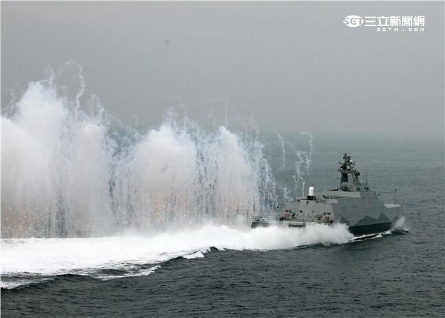 沱江艦是國內首艘匿蹤飛彈巡邏艦速度快、外形匿蹤，配有8枚雄二飛彈和8枚雄三飛彈，反艦火力超過一般300噸級的護衛艦，打擊火力強大，有助提升台灣在台海及南海海域的制海戰力，，預留停放反潛直升機的停放甲板，完整的組合而成綿密的攻擊火力網。（記者邱榮吉/攝影）