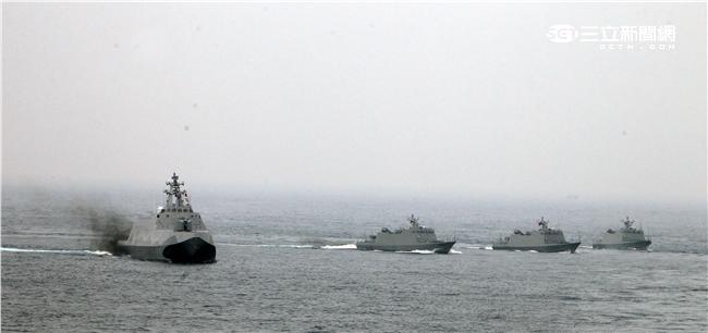 沱江艦是國內首艘匿蹤飛彈巡邏艦速度快、外形匿蹤，配有8枚雄二飛彈和8枚雄三飛彈，反艦火力超過一般300噸級的護衛艦，打擊火力強大，有助提升台灣在台海及南海海域的制海戰力，，預留停放反潛直升機的停放甲板，完整的組合而成綿密的攻擊火力網。（記者邱榮吉/攝影）