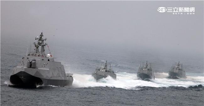 沱江艦是國內首艘匿蹤飛彈巡邏艦速度快、外形匿蹤，配有8枚雄二飛彈和8枚雄三飛彈，反艦火力超過一般300噸級的護衛艦，打擊火力強大，有助提升台灣在台海及南海海域的制海戰力，，預留停放反潛直升機的停放甲板，完整的組合而成綿密的攻擊火力網。（記者邱榮吉/攝影）