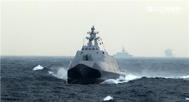 沱江艦是國內首艘匿蹤飛彈巡邏艦速度快、外形匿蹤，配有8枚雄二飛彈和8枚雄三飛彈，反艦火力超過一般300噸級的護衛艦，打擊火力強大，有助提升台灣在台海及南海海域的制海戰力，，預留停放反潛直升機的停放甲板，完整的組合而成綿密的攻擊火力網。（記者邱榮吉/攝影）