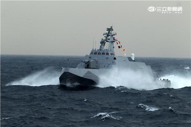 沱江艦是國內首艘匿蹤飛彈巡邏艦速度快、外形匿蹤，配有8枚雄二飛彈和8枚雄三飛彈，反艦火力超過一般300噸級的護衛艦，打擊火力強大，有助提升台灣在台海及南海海域的制海戰力，，預留停放反潛直升機的停放甲板，完整的組合而成綿密的攻擊火力網。（記者邱榮吉/攝影）