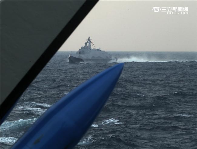沱江艦是國內首艘匿蹤飛彈巡邏艦速度快、外形匿蹤，配有8枚雄二飛彈和8枚雄三飛彈，反艦火力超過一般300噸級的護衛艦，打擊火力強大，有助提升台灣在台海及南海海域的制海戰力，，預留停放反潛直升機的停放甲板，完整的組合而成綿密的攻擊火力網。（記者邱榮吉/攝影）