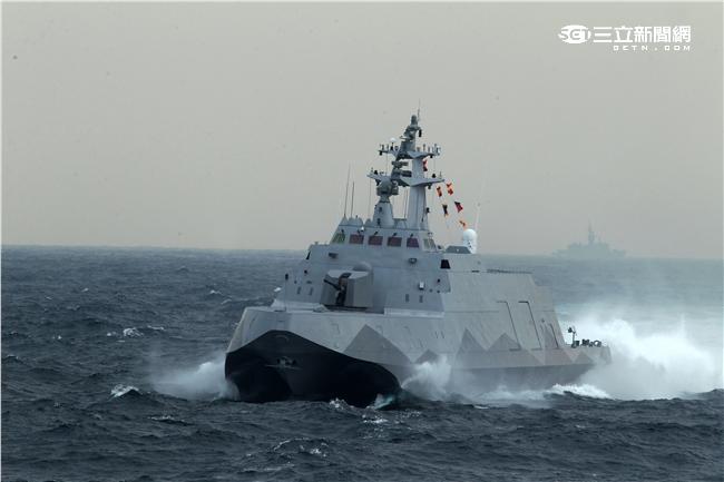 沱江艦是國內首艘匿蹤飛彈巡邏艦速度快、外形匿蹤，配有8枚雄二飛彈和8枚雄三飛彈，反艦火力超過一般300噸級的護衛艦，打擊火力強大，有助提升台灣在台海及南海海域的制海戰力，，預留停放反潛直升機的停放甲板，完整的組合而成綿密的攻擊火力網。（記者邱榮吉/攝影）