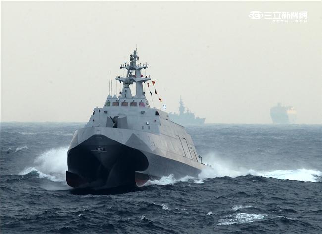 沱江艦是國內首艘匿蹤飛彈巡邏艦速度快、外形匿蹤，配有8枚雄二飛彈和8枚雄三飛彈，反艦火力超過一般300噸級的護衛艦，打擊火力強大，有助提升台灣在台海及南海海域的制海戰力，，預留停放反潛直升機的停放甲板，完整的組合而成綿密的攻擊火力網。（記者邱榮吉/攝影）