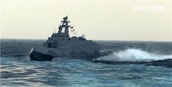 沱江艦是國內首艘匿蹤飛彈巡邏艦速度快、外形匿蹤，配有8枚雄二飛彈和8枚雄三飛彈，反艦火力超過一般300噸級的護衛艦，打擊火力強大，有助提升台灣在台海及南海海域的制海戰力，，預留停放反潛直升機的停放甲板，完整的組合而成綿密的攻擊火力網。（記者邱榮吉/攝影）