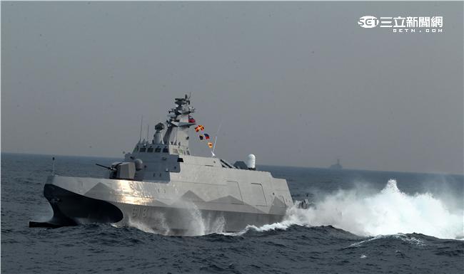 沱江艦是國內首艘匿蹤飛彈巡邏艦速度快、外形匿蹤，配有8枚雄二飛彈和8枚雄三飛彈，反艦火力超過一般300噸級的護衛艦，打擊火力強大，有助提升台灣在台海及南海海域的制海戰力，，預留停放反潛直升機的停放甲板，完整的組合而成綿密的攻擊火力網。（記者邱榮吉/攝影）