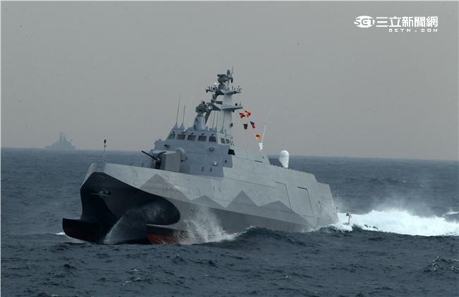 沱江艦是國內首艘匿蹤飛彈巡邏艦速度快、外形匿蹤，配有8枚雄二飛彈和8枚雄三飛彈，反艦火力超過一般300噸級的護衛艦，打擊火力強大，有助提升台灣在台海及南海海域的制海戰力，，預留停放反潛直升機的停放甲板，完整的組合而成綿密的攻擊火力網。（記者邱榮吉/攝影）