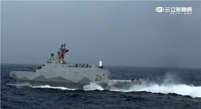 沱江艦是國內首艘匿蹤飛彈巡邏艦速度快、外形匿蹤，配有8枚雄二飛彈和8枚雄三飛彈，反艦火力超過一般300噸級的護衛艦，打擊火力強大，有助提升台灣在台海及南海海域的制海戰力，，預留停放反潛直升機的停放甲板，完整的組合而成綿密的攻擊火力網。（記者邱榮吉/攝影）