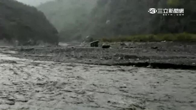 屏東豪雨沖斷大武便橋　逾百居民受困