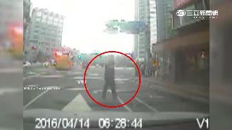 製造假車禍？信義區「半蹲伯」等車撞