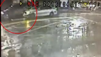 警局前撞上違停採訪車　毒蟲自投羅網