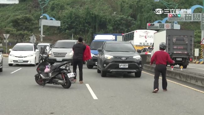 揪感心！男大生見車禍　擋車護受傷翁