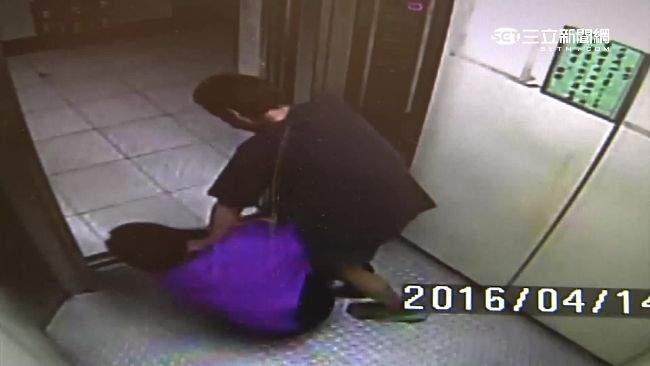 女毒蟲尾隨住戶進電梯　勒頸搶包得逞