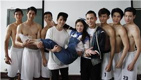  《那刻的怦然心動》胡宇威幫闞清子慶生／中天提供