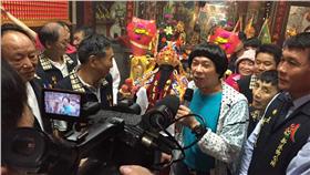 豬哥亮為神明換新衣。（圖／翻攝自大興宮臉書）