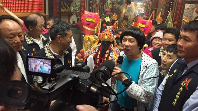 求神治癌！豬哥亮掏錢替神明換新衣