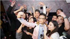 沈玉琳親自示範最新樹懶3.0－樹懶式自拍