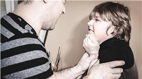 大人,小孩,兒童,男童,性侵,暴力（圖／Shutterstock）