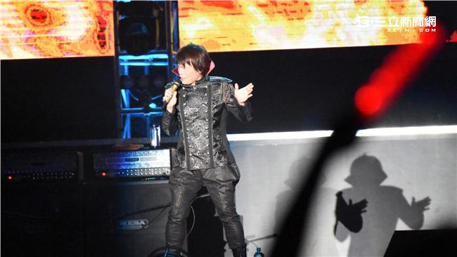 全場嗨翻！伍佰攻蛋：不是經典的不唱