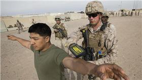 金屬探測器/FLICKR/U.S. Naval Forces Central Command/U.S. Fifth Fleet
Follow/https://www.flickr.com/photos/navcent/16659451051/in/photolist-ro93oF-9NJiWy-cvPpC5-5VA6he-3DSkc-GyZc5-5XEHKU-7s1DxY-oVwBhw-9iP5vm-8Ej5iH-6Ecdyt-7UjtkY-5iNWnB-88LPkb-5VErGN-9iKA51-4wN28Y-5TirNP-9hJ9dp-B6eXW-dY1K89-qQdvJw-9iKASY-dknbKN-9iFgcH-97mhY2-ggpXd-hZjFoj-q97p3P-phBvs-ahN2vs-ahN2zA-bwf4wJ-e9BVnX-n8EU5j-qsCRbd-6MnR1g-9jfam4-n8CZ54-6kg7KR-puzUkV-ANsMd-oQVhc6-8AyNmp-pZBK34-3oiBqQ-6piafA-eZWnLf-qzX7rh